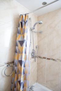 High BenthamCoach House的浴室内配有淋浴帘。