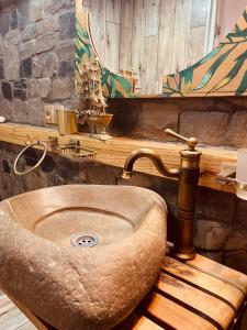 拉戈代希Guest House OLD WALL的石质浴室设有水槽和镜子