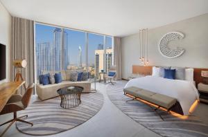 迪拜The St. Regis Downtown Dubai的一间卧室配有一张特大号床和一张沙发