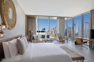 迪拜The St. Regis Downtown Dubai的一间带大床的卧室和一间客厅