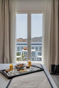 Grikos银滩酒店的窗前桌子上的一盘食物