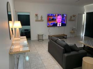南黑德兰draper的带沙发和平面电视的客厅