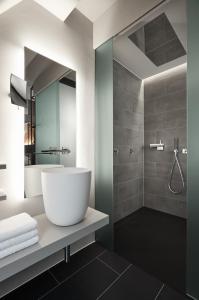 罗滕堡米特迈尔阿尔特伊格酒店的一间带大浴缸和水槽的浴室