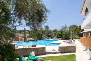 达西亚Little Corfu的一座房子后院的游泳池