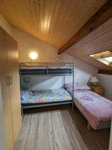 波讷地区圣朱利安Village Océlandes的配有木天花板的客房内的两张双层床