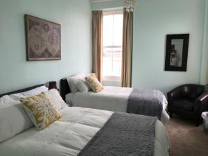 滨海韦斯顿海丽亚旅馆的一间带两张床和一张沙发的客厅