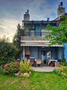 克桑西Villa Alexander的蓝色的房子,设有庭院和桌子