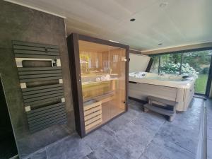 枫丹白露Demeure Les Aiglons, Chambres d'hôtes & Spa的浴室配有盥洗盆和浴缸。