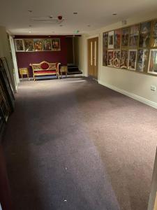 弗利特伍德ART APARTMENT的一间空房间,配有沙发和墙上的绘画