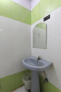 勒克瑙Hotel Dayal的一间带水槽和镜子的浴室