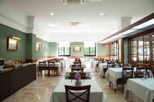 圣克鲁斯-德特内里费和平王子酒店的餐厅内带桌椅的用餐室