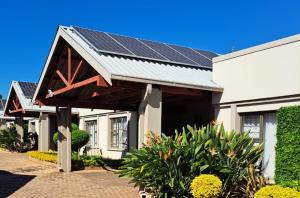 莫科帕内马如拉山林小屋的屋顶上设有太阳能电池板的房子