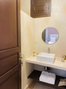 马拉喀什Riad Deha & Spa的一间带水槽和镜子的浴室