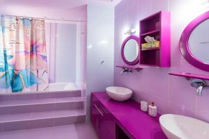 亚历山德鲁波利斯BLACK & WHITE CITY VILLA的粉红色的浴室设有水槽和镜子