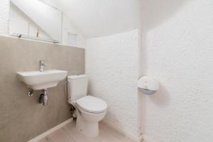 圣埃乌拉利亚伊维萨阿特拉斯公寓的浴室配有白色卫生间和盥洗盆。