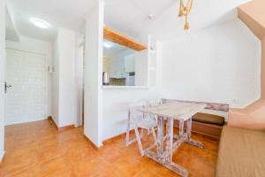圣埃乌拉利亚伊维萨阿特拉斯公寓的一间带木桌和椅子的用餐室