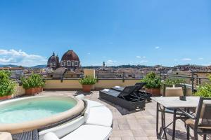 佛罗伦萨Hotel Machiavelli Palace的建筑物屋顶上的热水浴池