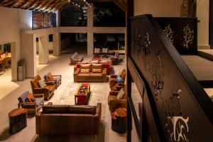 卡萨内Chobe River Lodge的带沙发和椅子的客厅以及楼梯