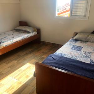 迈林克Catarina Chalé - Cond Clube的一间卧室设有两张床和窗户。