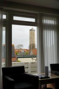 西泰尔斯海灵吾普科斯酒店的客厅设有窗户,享有灯塔的景色