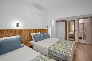 博德鲁姆Costa Viva Bodrum的一间卧室配有两张床和镜子