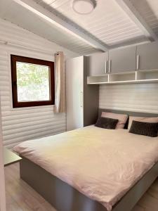 锡比乌Cabana Sia的一间卧室设有一张大床和一个窗户。
