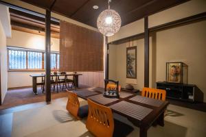 京都京·馨的一间带木桌和椅子的用餐室