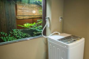 京都京·馨的带窗户的浴室内的洗衣机