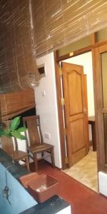 米瑞莎米瑞萨明珠度假村酒店的客厅配有椅子和门
