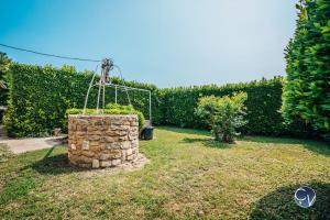塞兹河畔巴尼奥勒Petit Mas au calme proche centre的一个带石墙和网的花园
