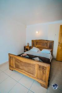 塞兹河畔巴尼奥勒Petit Mas au calme proche centre的一间卧室配有一张大木床。