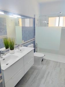 El EscobonalCoastal Dream with heated pool的白色的浴室设有水槽和卫生间。