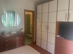 罗马安东内拉公寓的一间卧室,配有带水槽和镜子的浴室