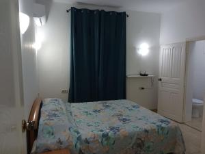 乌姆苏克Appartement Fethia的一间卧室配有一张蓝色窗帘的床