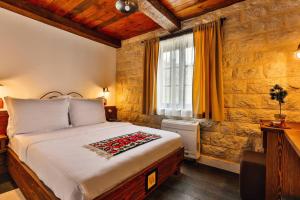巴尔Stara Čaršija Hotel & SPA的一间卧室设有一张大床和一个窗户。