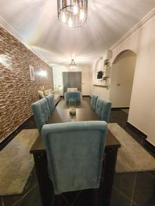 开罗Youvala serviced apartment Giza的客厅配有沙发和桌椅