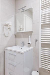萨格勒布Stay Swanky Bed & Breakfast的白色的浴室设有水槽和镜子