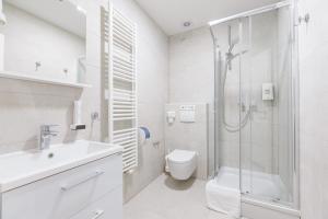 萨格勒布Stay Swanky Bed & Breakfast的带淋浴和卫生间的白色浴室