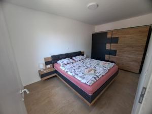 皮兰普洛纳夫蒂克公寓式旅馆的一间卧室配有一张大床和木制床头板