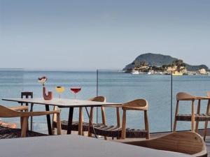 扎金索斯镇Sanpiero Island的一张桌子和椅子,享有海景