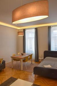 维斯普雷姆Furmint & Juhfark Apartmanok的客厅配有桌子和沙发