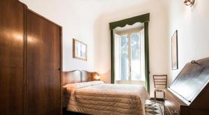 卡斯蒂利翁切洛Villa San Domenico的一间小卧室,配有床和窗户