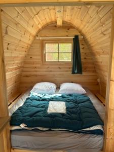 圣卡勒吉勒多彭古恩宿营地的小木屋内的一张床位,设有窗户