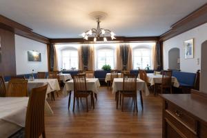 塔姆斯韦格坎多尔弗旅馆的用餐室设有桌椅和窗户。