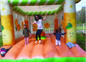 瓦纳斯Camping Parc Saint Sauvayre的三名儿童跳上充气的游戏结构