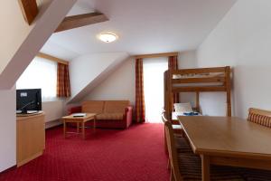 塔姆斯韦格坎多尔弗旅馆的客厅配有沙发和桌子