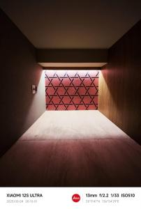 名古屋2023年6月開業 サカエ ゲストハウス的一间设有一张红色墙壁的床的房间