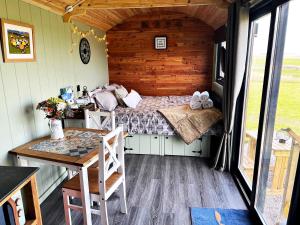 贝克韦尔Luxury Shepherd Hut in the Peak District的卧室配有一张床和一张桌子