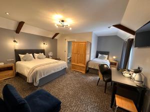 卡马森斯皮尔曼酒店的酒店客房配有两张床和一张书桌