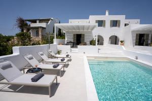 德里奥斯Paros Breeze Luxury Villa的白色的别墅 - 带游泳池和